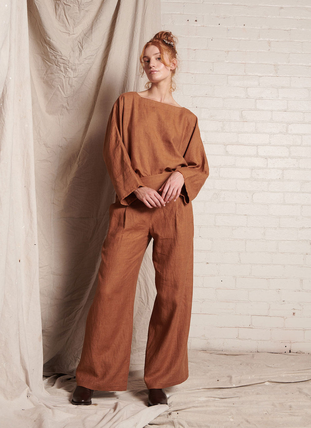 A bronze, wide-leg pants with wide and elasticated back waistband and side pockets in pure European linen